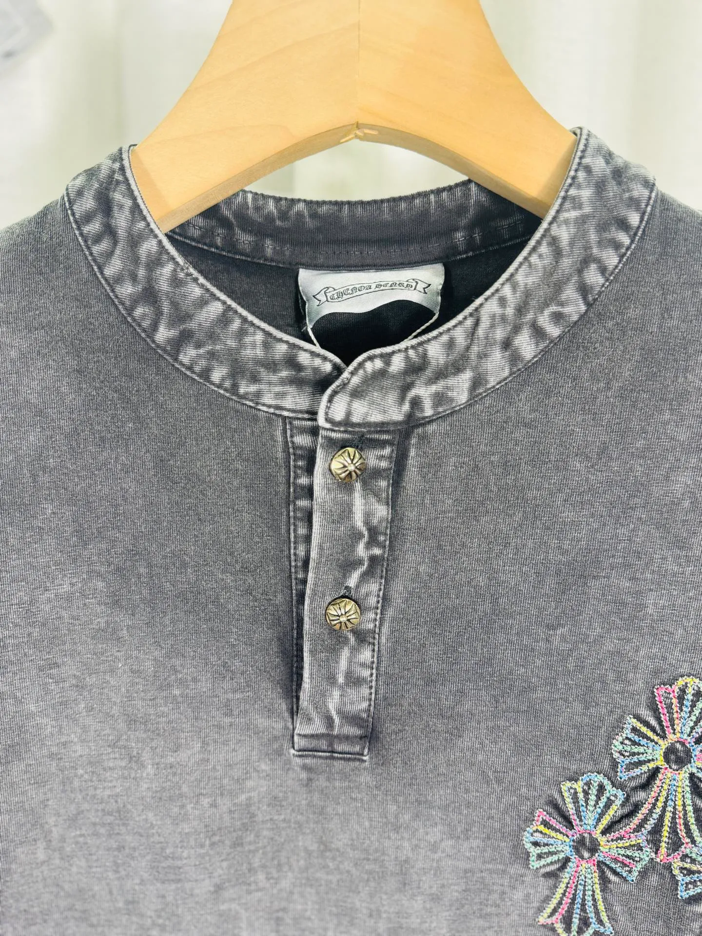 P260 ch high version Chrome Hearts 2025 new autumn and winter cross patch washed spray-painted long-sleeved T-shirt, fabric: 26 double yarns, 320 grams weight, Angra red thread weaving, heavy wash water➕fried color + spray-paint Printing process: colorful embroidery, secondary color spray-paint process Color: gray, red Size: S M L XL Style number: 5178
